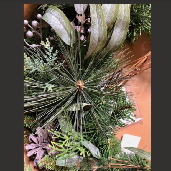 Couronne PreLit Battery Operated 32" Artificial Wreath with Dual Color LED Light - Picture 6 of 7